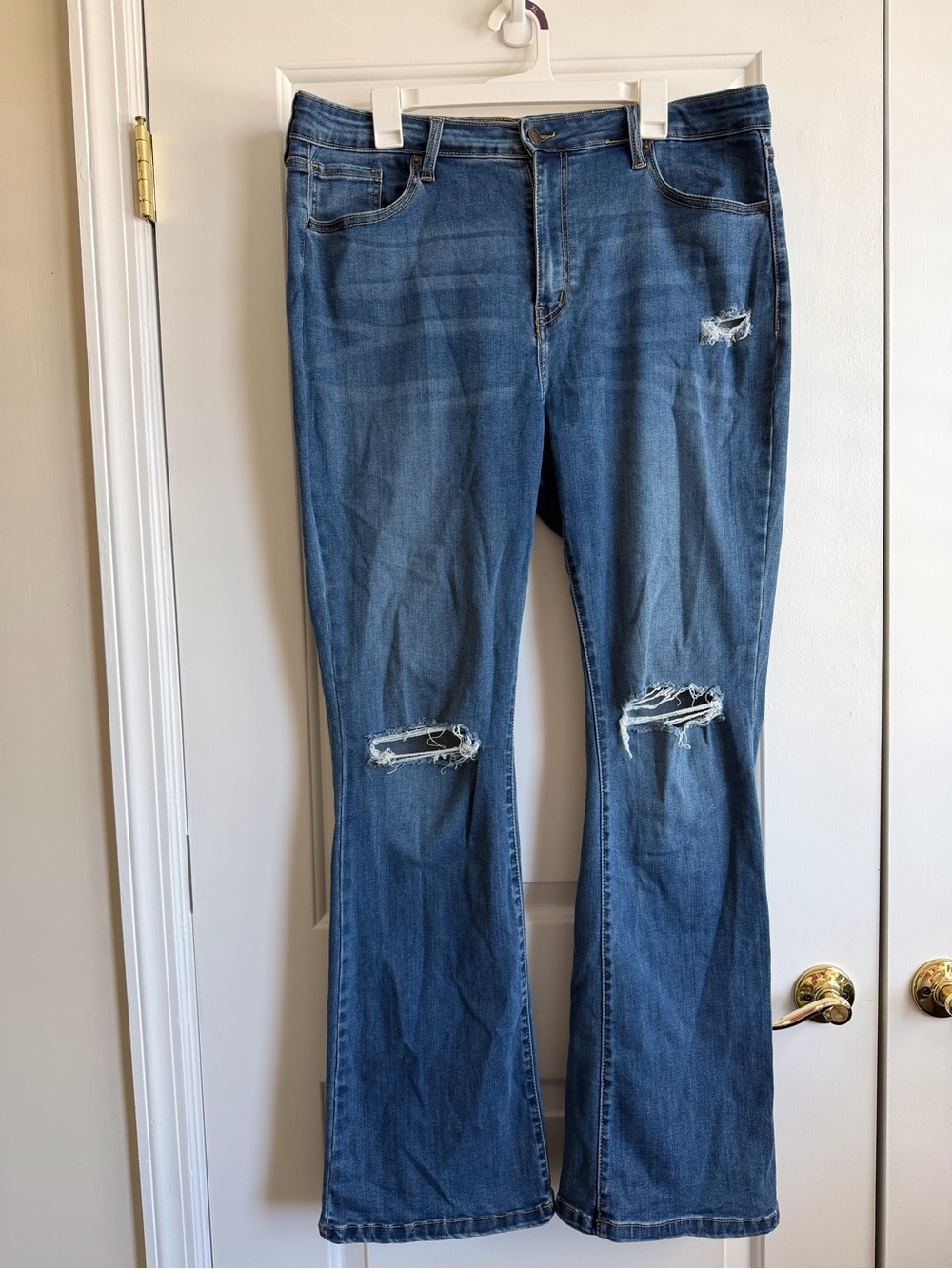 Distressed Women’s Jeans - Flared Fit